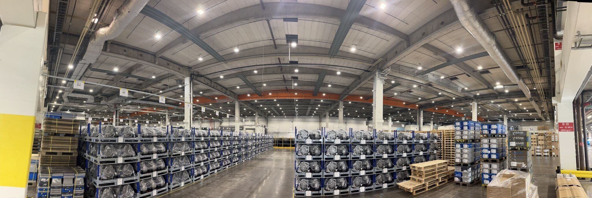 led high bay lights in the logistic warehouse